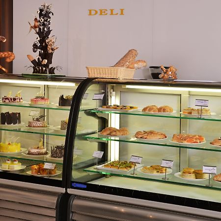 Holiday Inn Chandigarh Panchkula, An Ihg Hotel Eksteriør bilde A display case of pastries