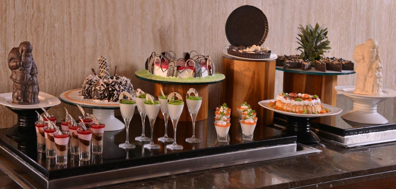 Holiday Inn Chandigarh Panchkula, An Ihg Hotel Eksteriør bilde A dessert buffet