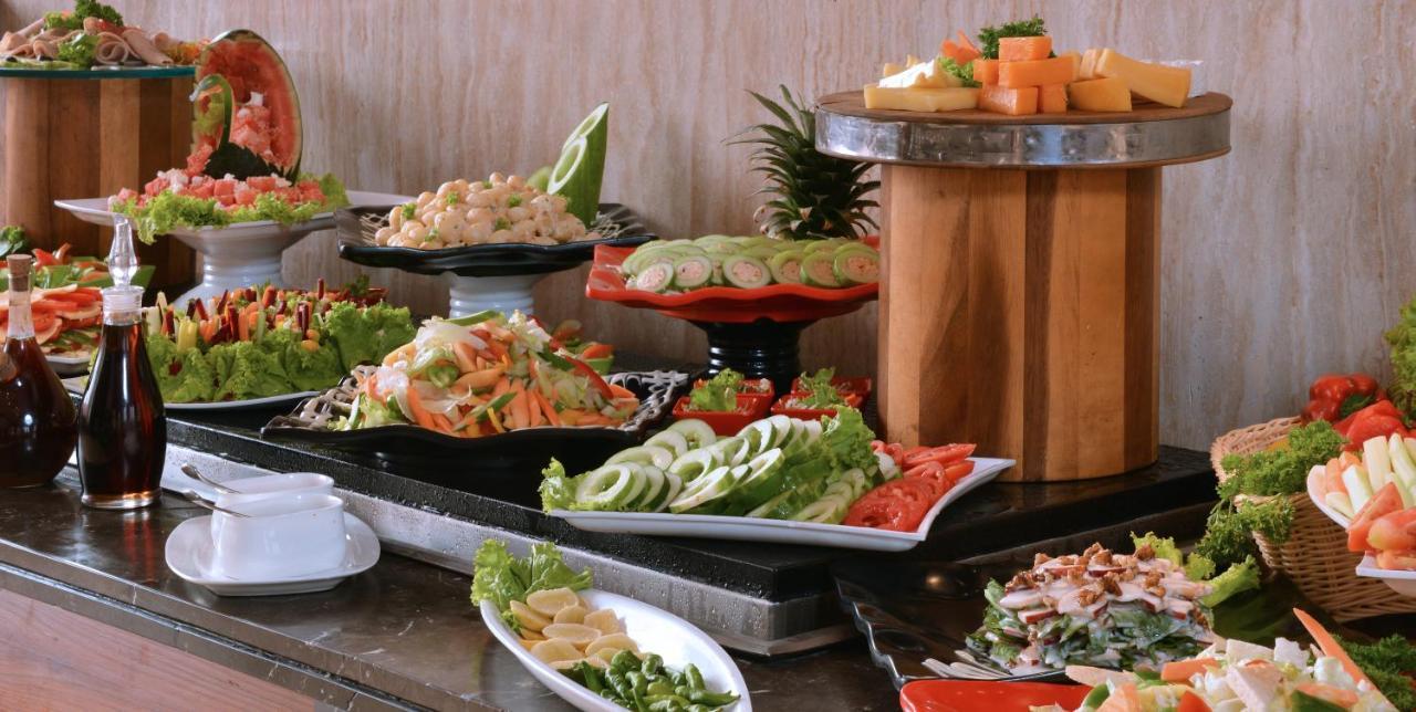 Holiday Inn Chandigarh Panchkula, An Ihg Hotel Eksteriør bilde A salad bar