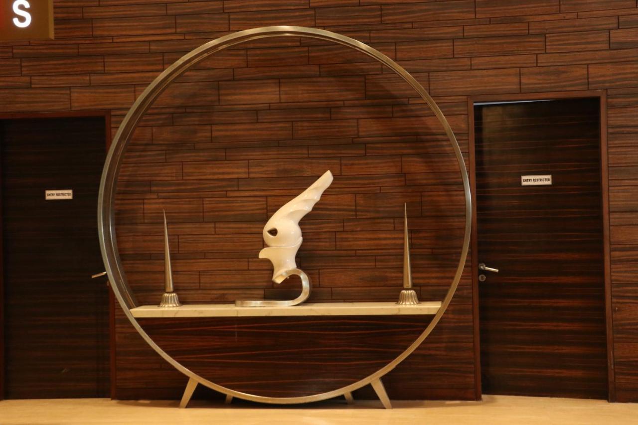 Holiday Inn Chandigarh Panchkula, An Ihg Hotel Eksteriør bilde The sculpture of the hotel's logo