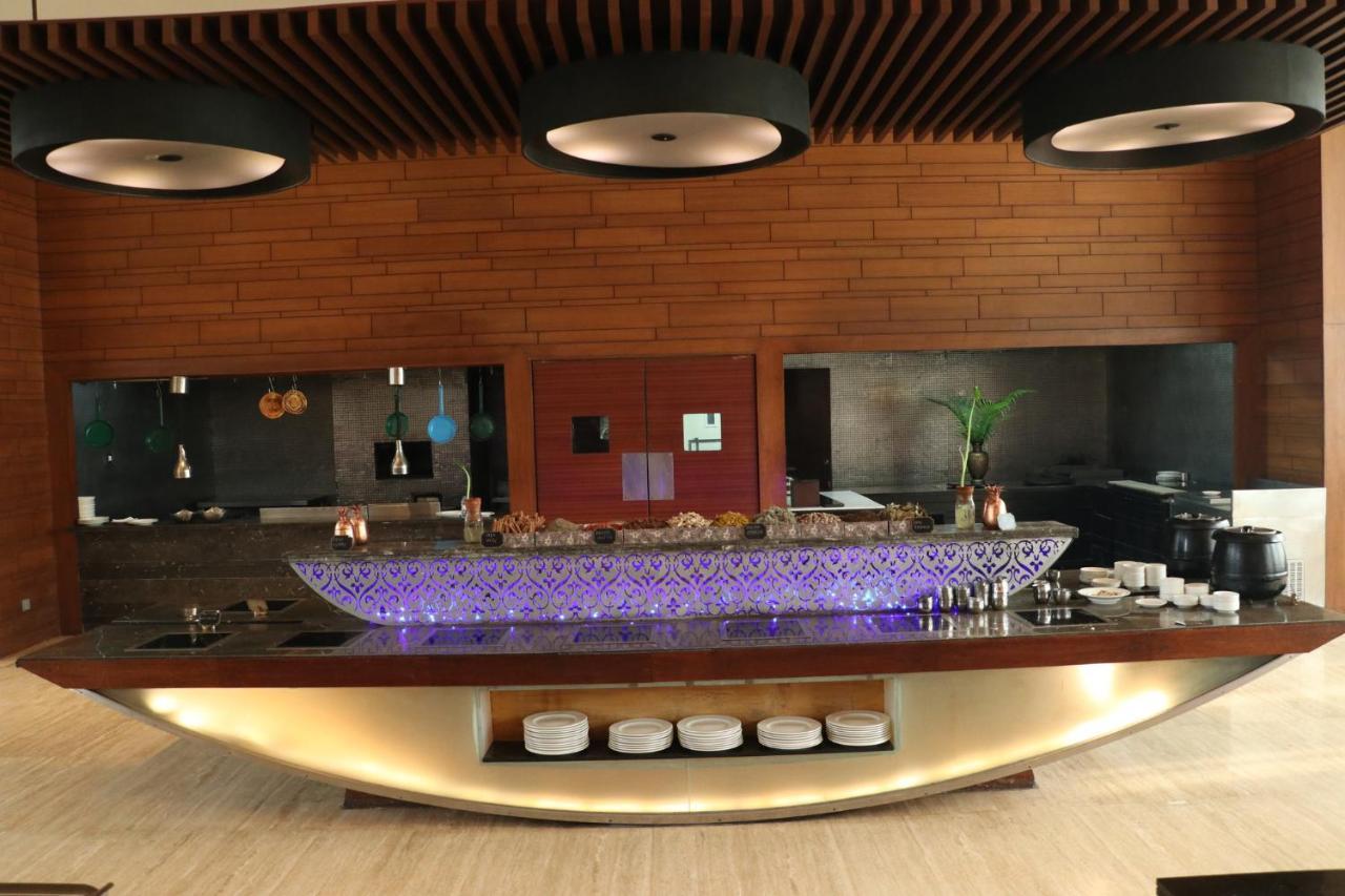 Holiday Inn Chandigarh Panchkula, An Ihg Hotel Eksteriør bilde The buffet at the lounge