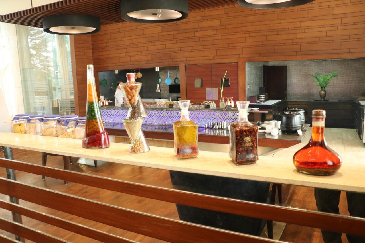 Holiday Inn Chandigarh Panchkula, An Ihg Hotel Eksteriør bilde A selection of liqueurs