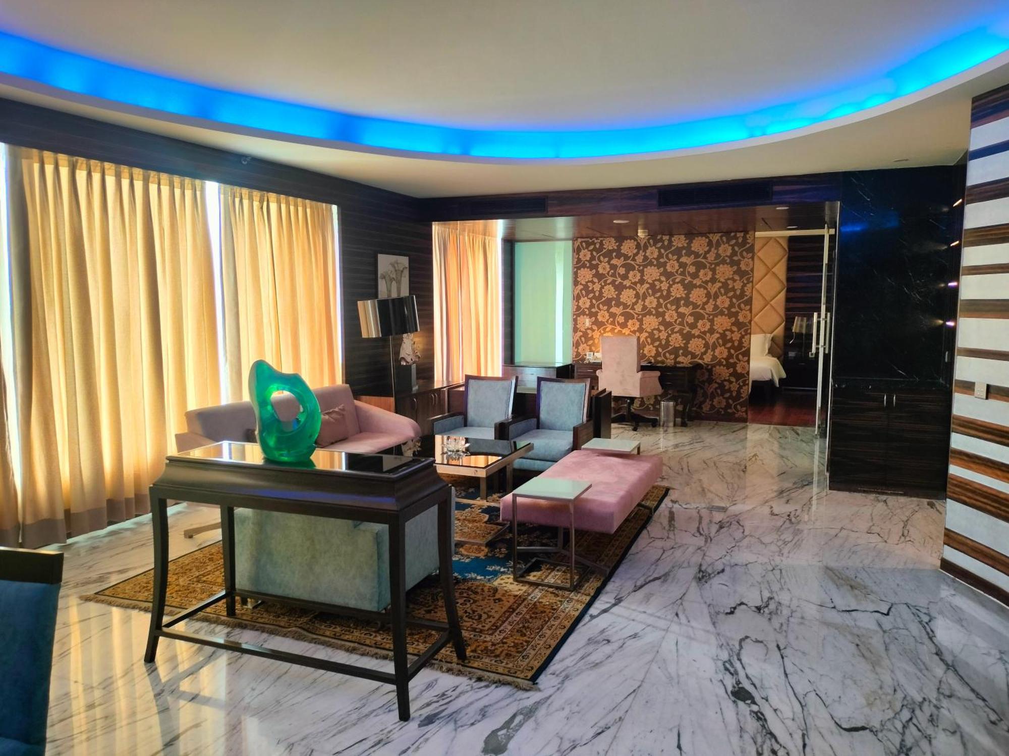Holiday Inn Chandigarh Panchkula, An Ihg Hotel Eksteriør bilde A living room in a luxury apartment