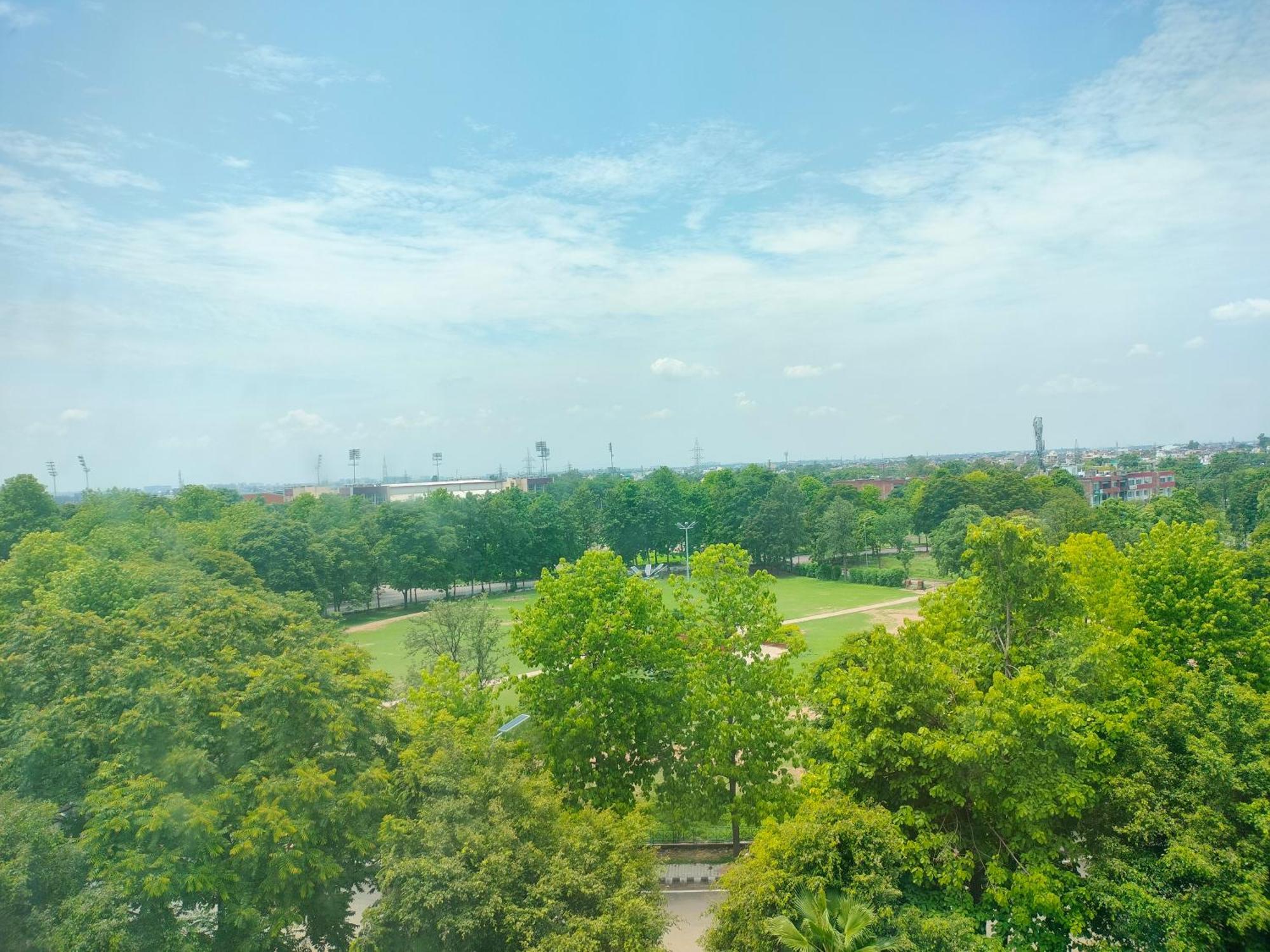 Holiday Inn Chandigarh Panchkula, An Ihg Hotel Eksteriør bilde View of the park from the observation tower