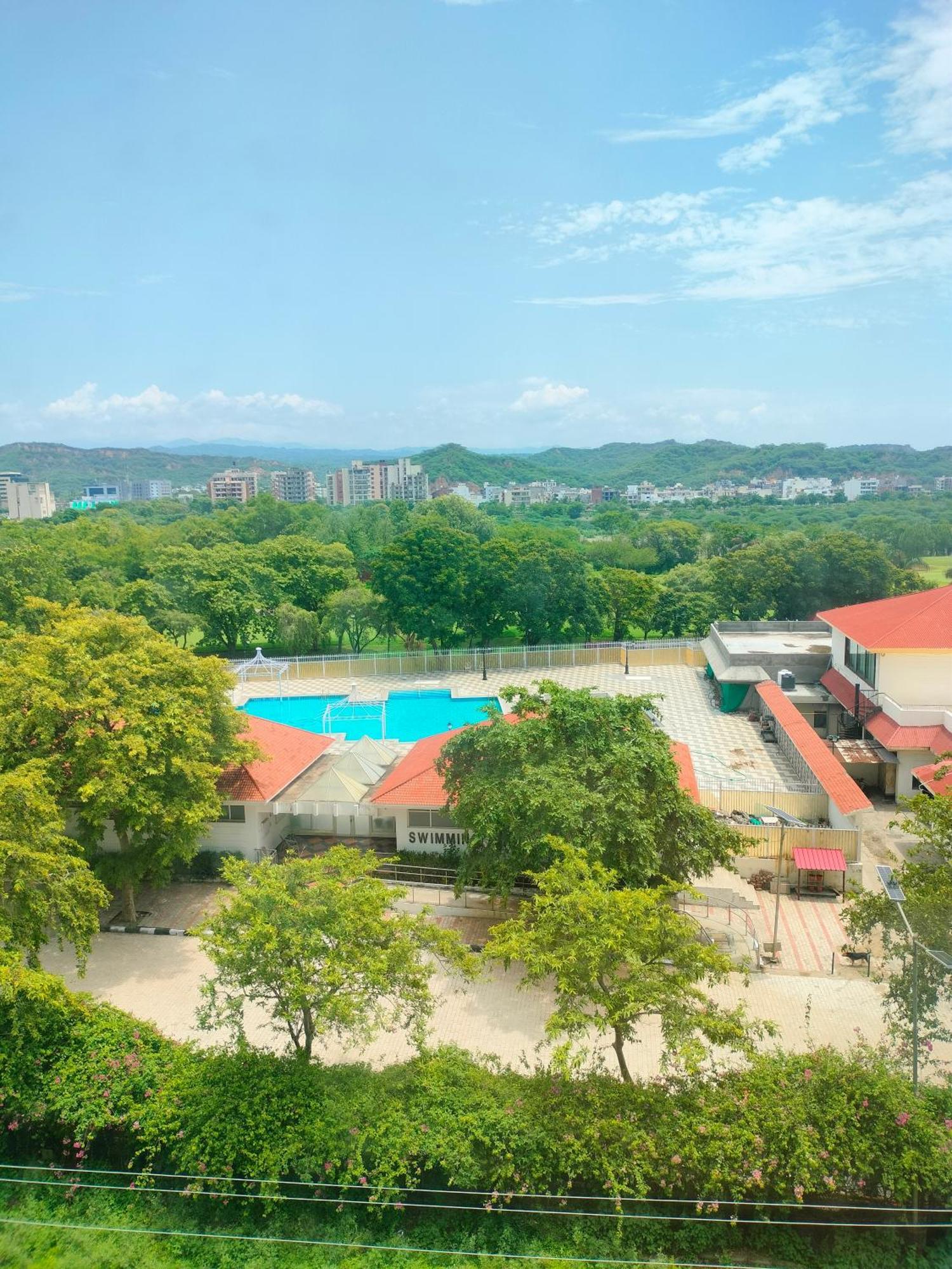 Holiday Inn Chandigarh Panchkula, An Ihg Hotel Eksteriør bilde Swimming pool