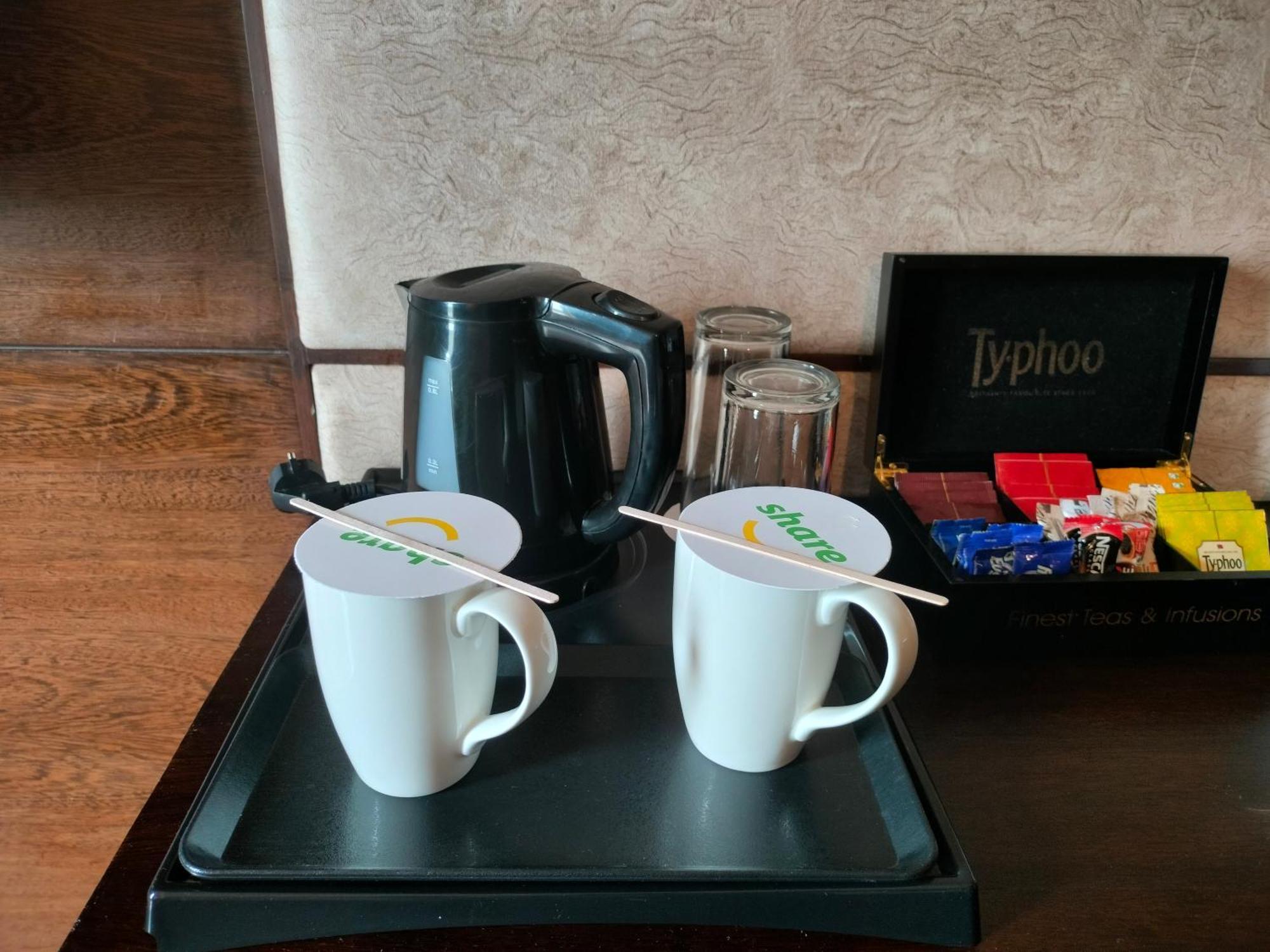 Holiday Inn Chandigarh Panchkula, An Ihg Hotel Eksteriør bilde A kettle and two cups in a hotel room