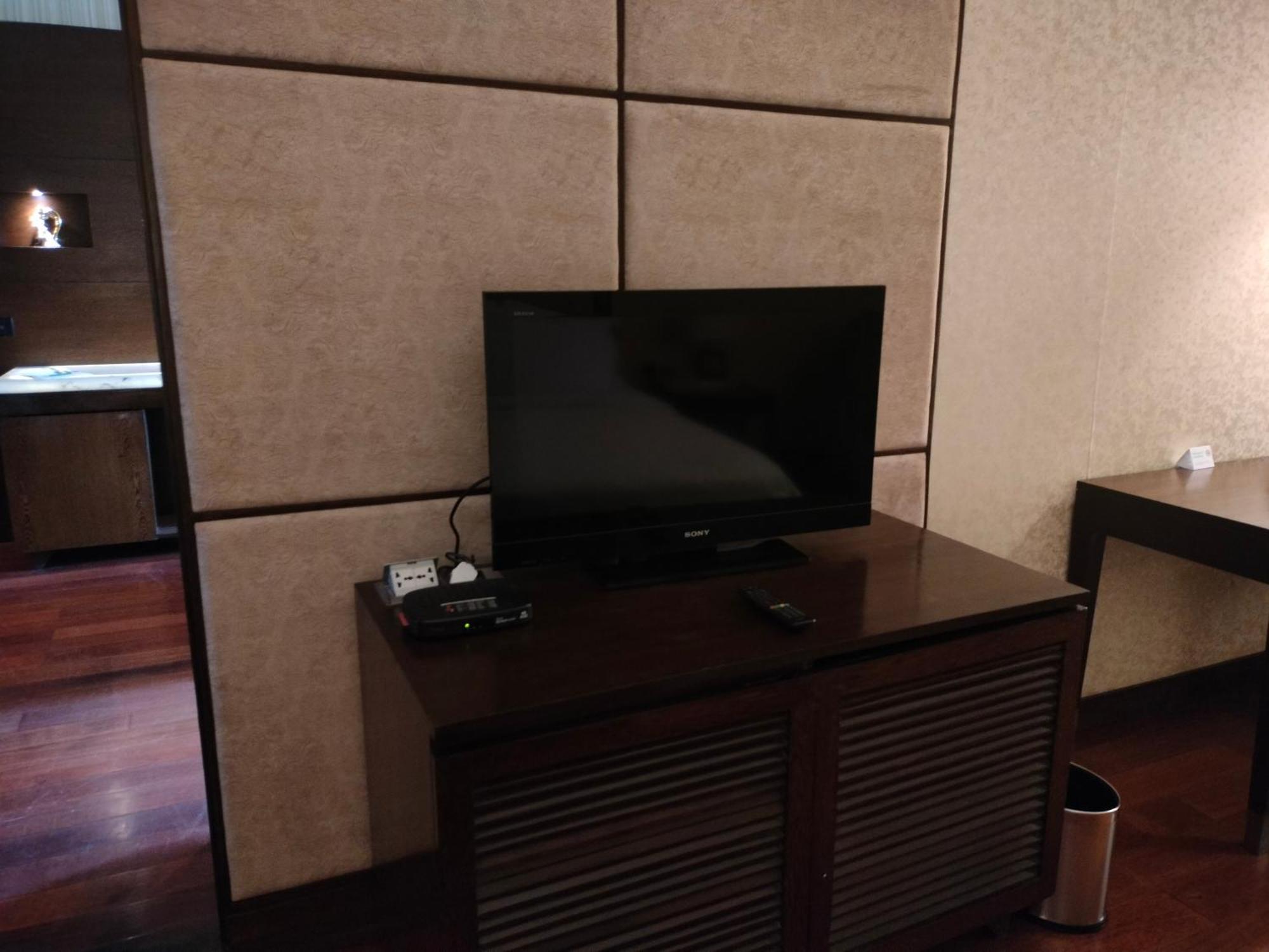 Holiday Inn Chandigarh Panchkula, An Ihg Hotel Eksteriør bilde A television in a hotel room