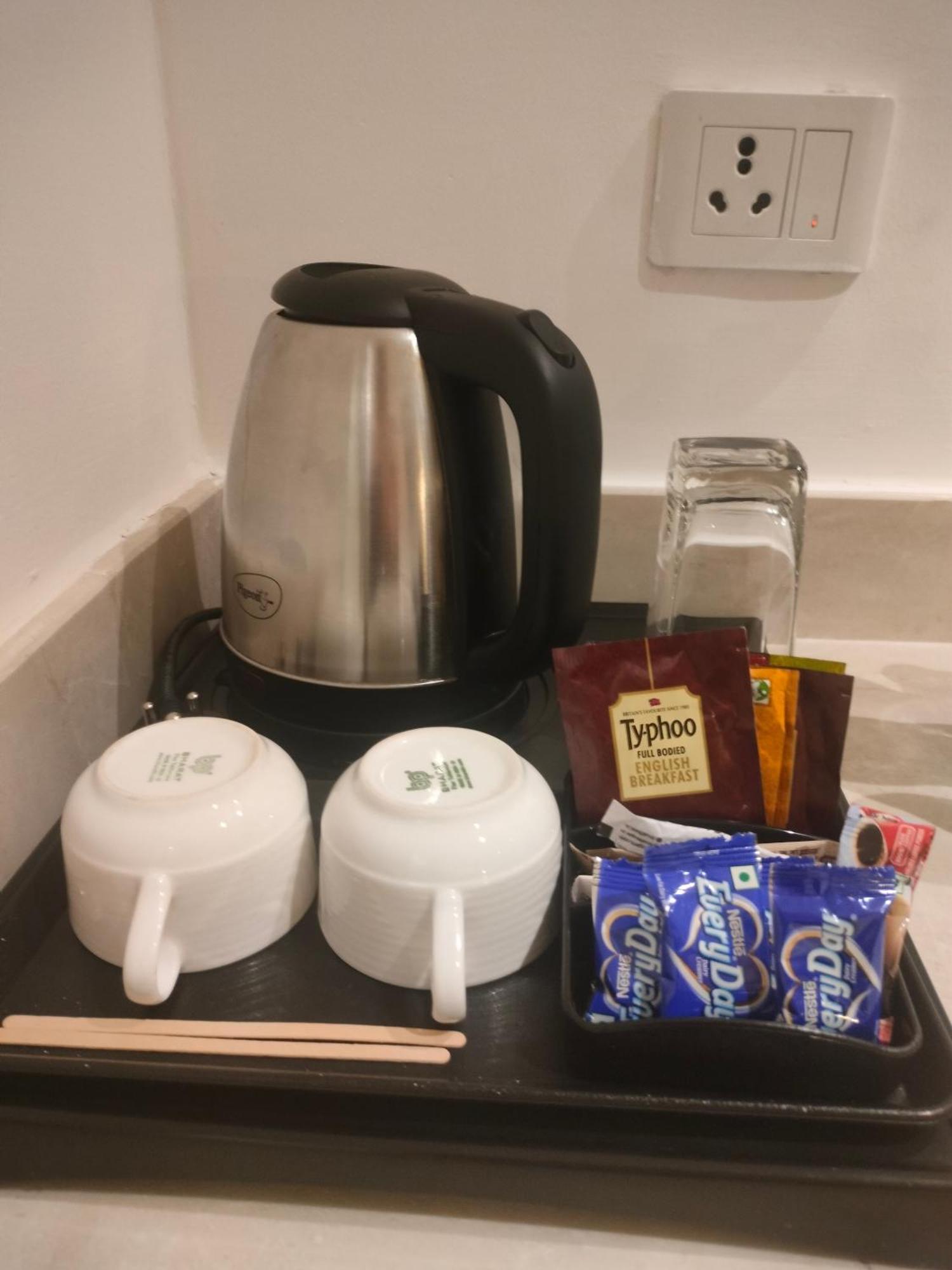 Holiday Inn Chandigarh Panchkula, An Ihg Hotel Eksteriør bilde A kettle with tea bags and cups