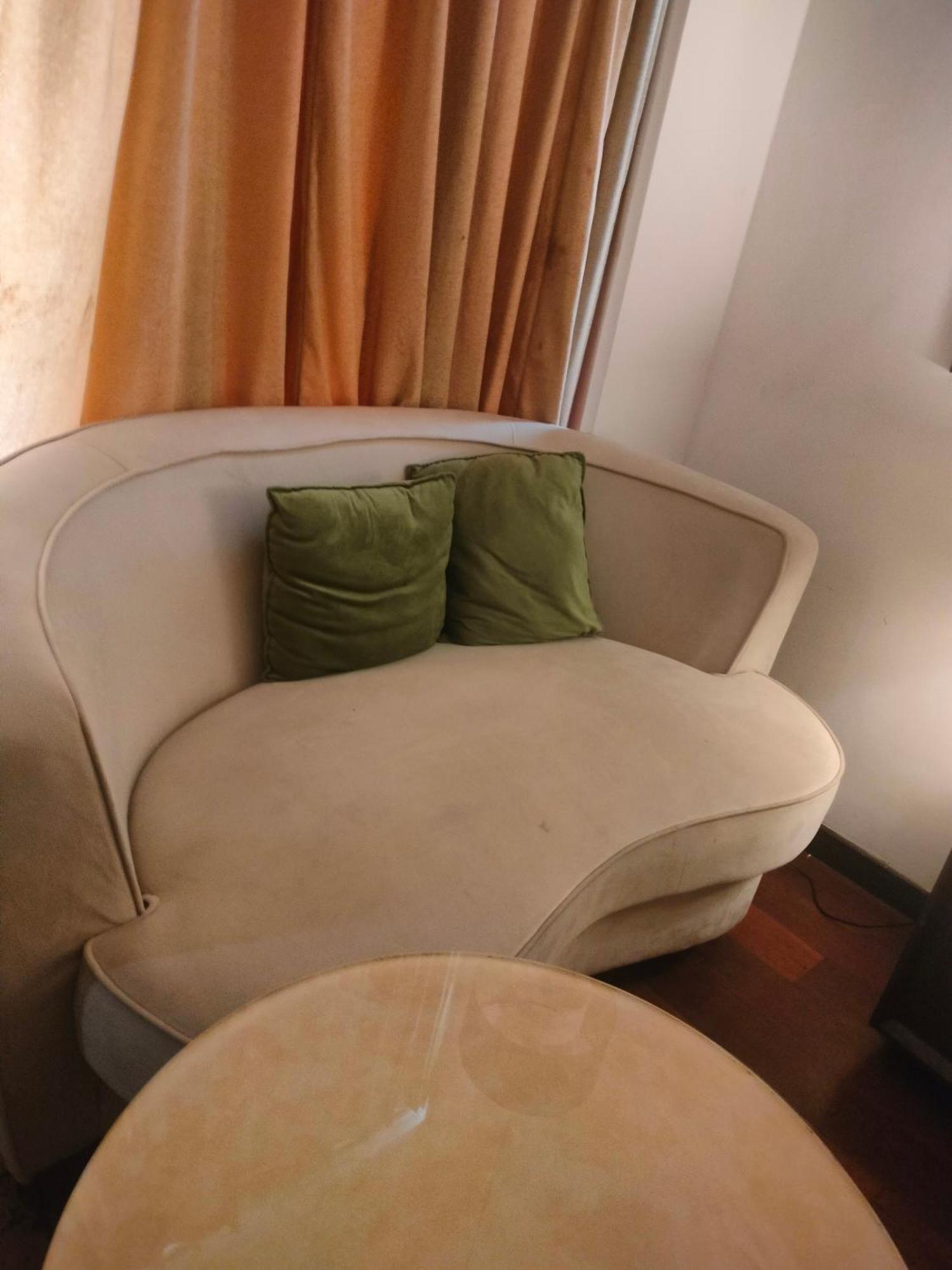 Holiday Inn Chandigarh Panchkula, An Ihg Hotel Eksteriør bilde A sofa in a hotel room